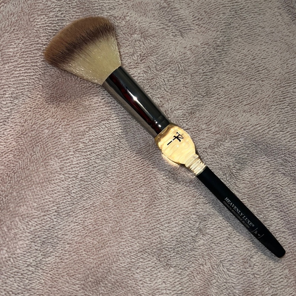 It cosmetics heavenly luxe no 4 blush brush